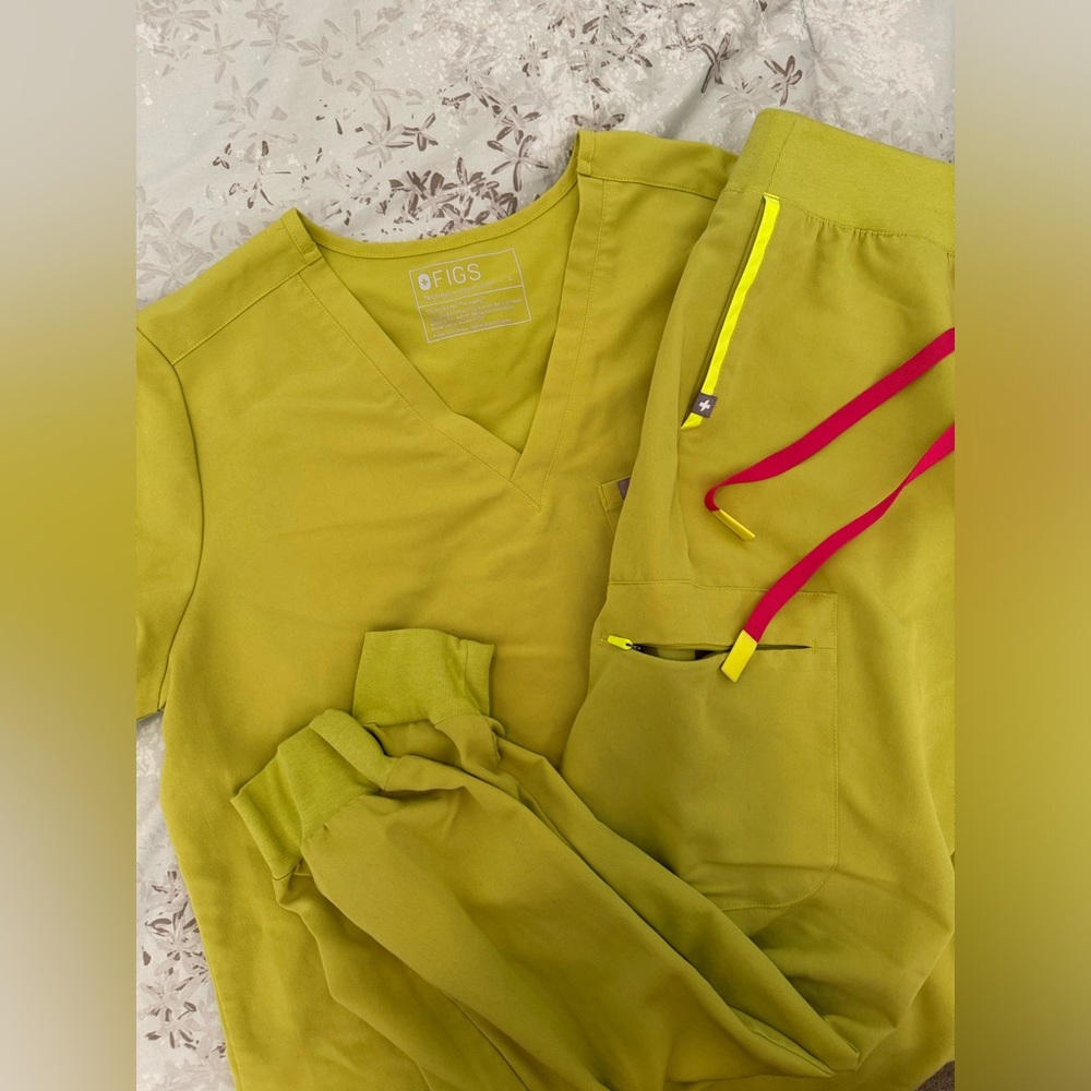Figs Catarina Large 1 pocket top and Large Zamora jogger set.